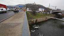 Auto sjelo z Pražské ulice v Ústí nad Labem do řeky Biliny