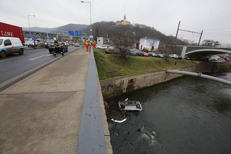 Auto sjelo z Pražské ulice v Ústí nad Labem do řeky Biliny