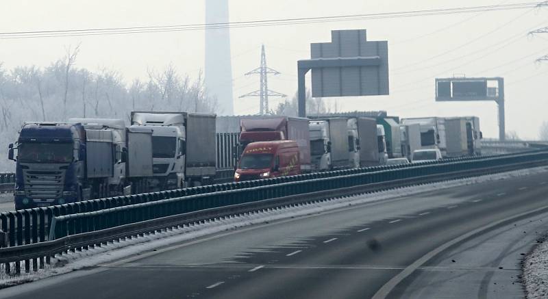 Ucpaná dálnice D8 u hranic s Německem na Ústecku, 15. února 2021