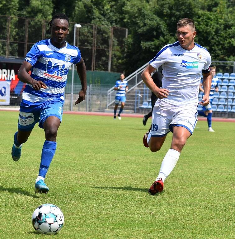 Fotbalisté Ústí nad Labem (pruhované dresy) doma porazili Viktorii Plzeň B 1:0.