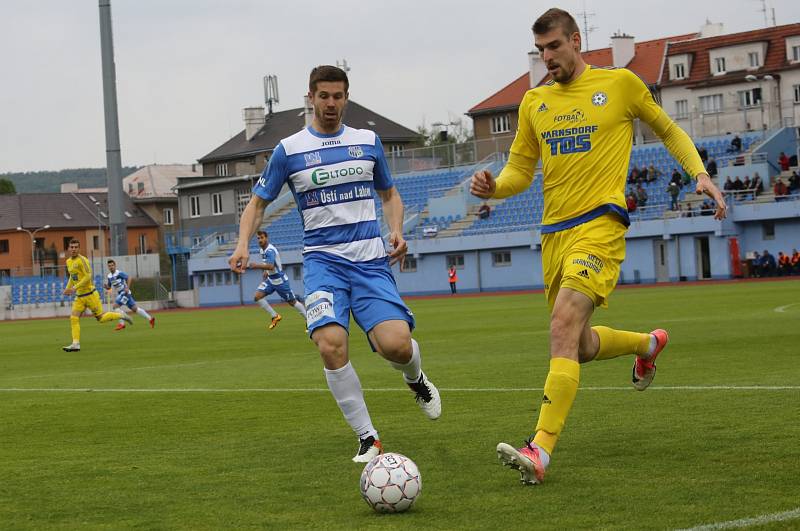Fotbalisté Ústí nad Labem (v modrobílém) hostili v domácím prostředí Varnsdorf