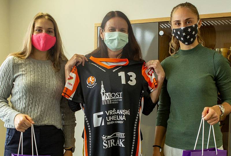 Předávání klubového dresu DHK Baník Most pro UJEP. Zleva Linda Jungová, Alena Chvátalová, Jana Šustková.