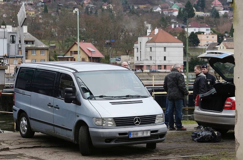 U zdymadel v ústeckém Vaňově zasahuje policie. Našli tam tělo utonulého muže