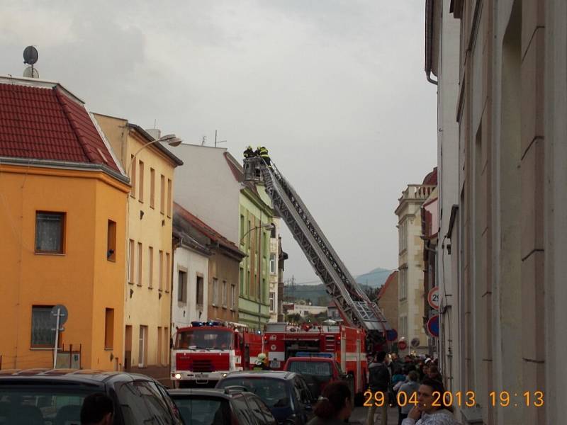 Hasiči zasahovali zevnitř domu i z plošiny.