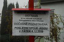 Cedule na zastávce v Chlumcii oznamuje ukončení autobusové dopravy, která jezdila v obci zdarma.