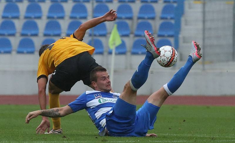 Ústečtí fotbalisté (modro-bílí) doma porazili Sokolov jasně 3:0. 