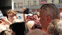 Například v Ústí nad Labem vítali lidé Babiše pískotem a drsnými hesly, ale také potleskem a prosbou o selfie.