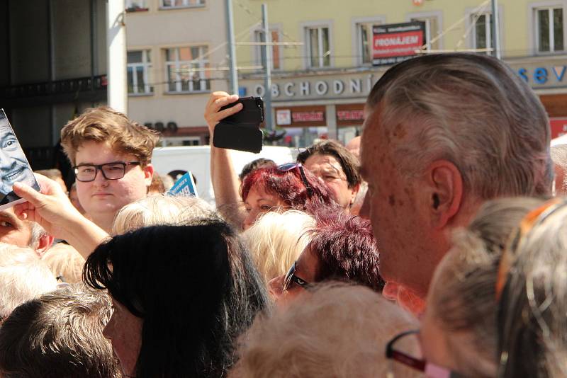 Pískotem a drsnými hesly vítalo Ústí Babiše. Ale také potleskem a prosbou o selfie.