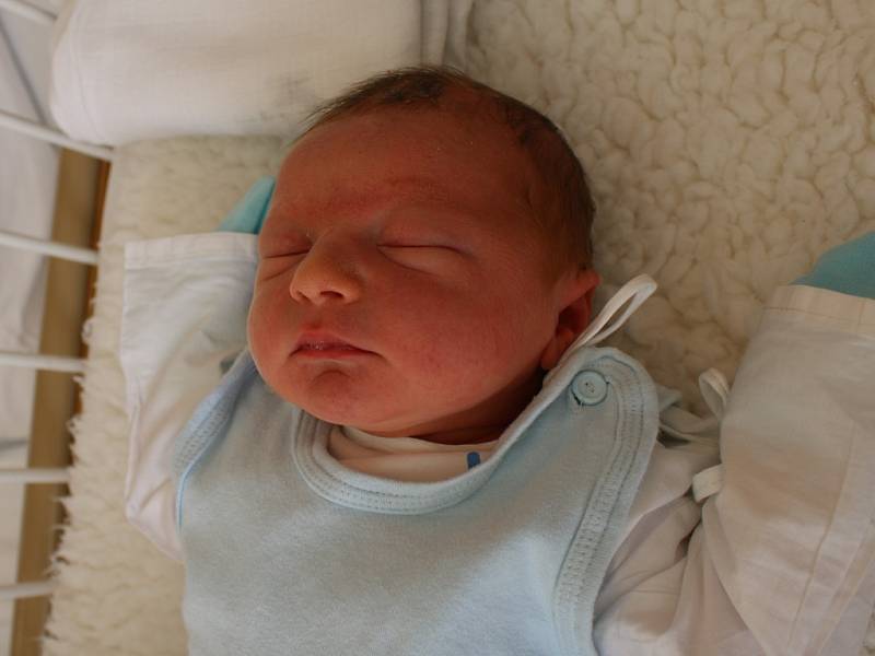 Marek Hampl se narodil v ústecké porodnici 15. 6. 2017 (4.52) Martině Hamplové. Měřil 51 cm, vážil 3,4 kg.