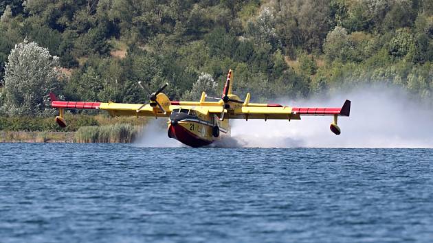 Speciální hasičská letadla Canadair CL-415 nabírají vodu z jezera Milada