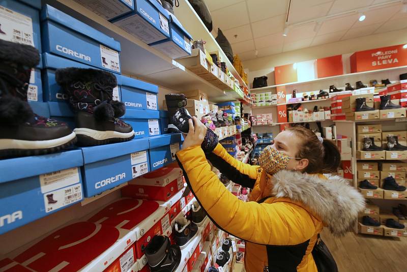Rozvolnění vládních opatření umožnilo otevření obchodů s dětským textilem a obuví například v OC Forum v Ústí nad Labem