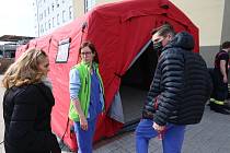 V Ústí nad Labem v Masarykové nemocnici dnes stavěli hasiči třídící stan (červený) a odběrové místo (modrý stan).