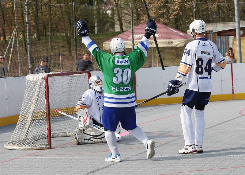 Hokejbalisté Elby DDM Ústí (bílí) hrají ve čtvrtfinále play off s Plzní 1:1 na zápasy.