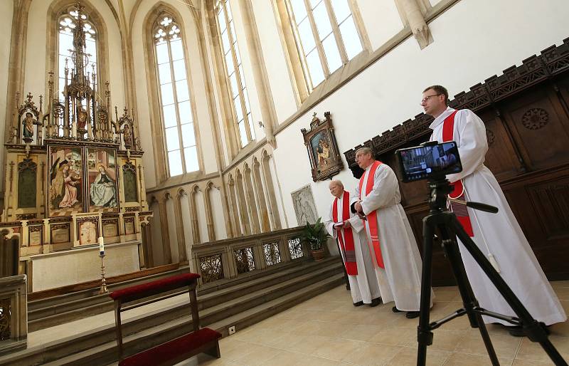 Velikonoce v církvi ovlivňuje koronavir. Proto velkopáteční obřady probíhají formou videopřenosu. Věřící sledují, co se v kostele děje, v počítači a nebo na mobilním telefonu.