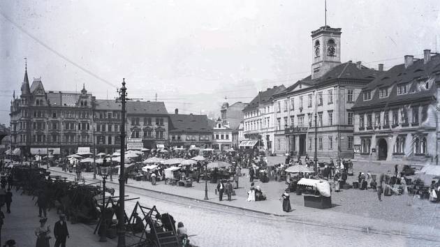 Kolem roku 1910, kdy vznikl tento snímek, ještě hodně lidí netušilo, že za dalších 10 let bude vše jinak.