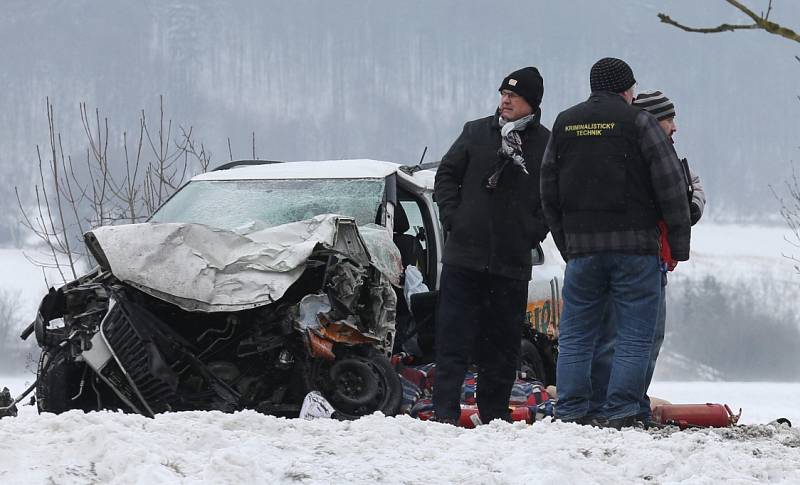 Dopravní nehoda autobusu a dvou osobních aut si vyžádala jeden lidský život a 15 zraněných.