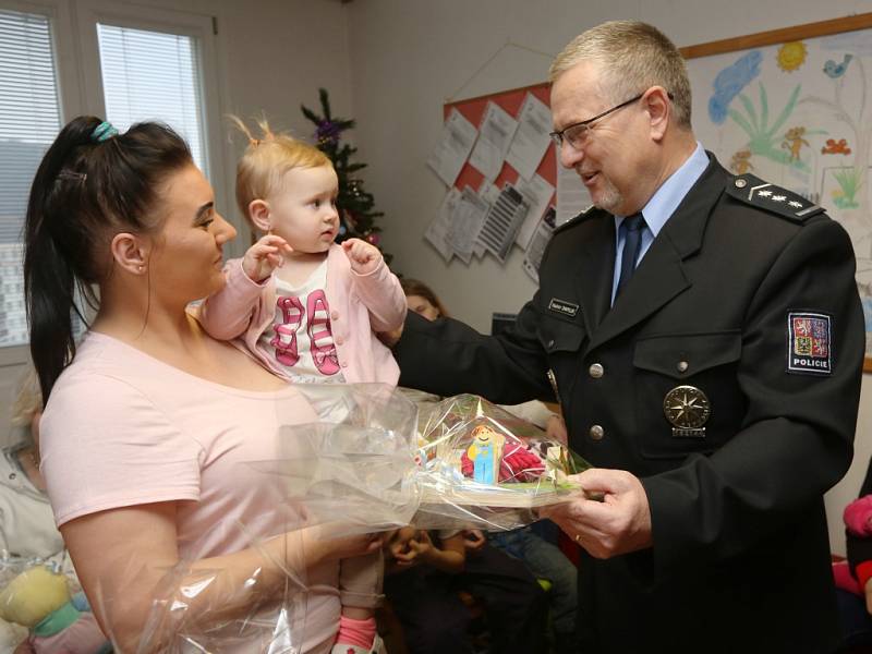 Předvánoční dárky od strážců zákona předal maminkám s dětmi také šéf ústeckých policistů Vladimír Danyluk. 