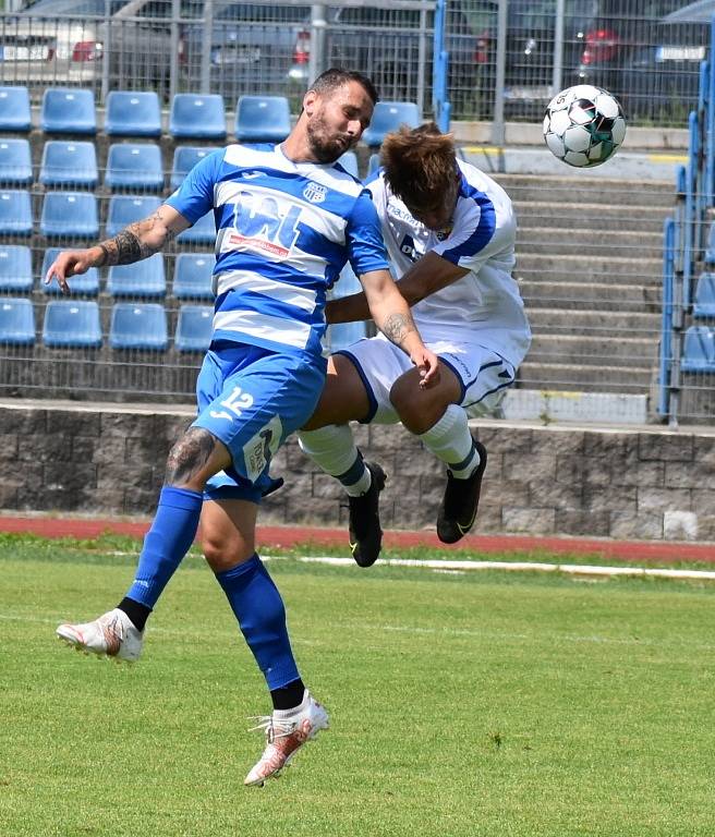 Fotbalisté Ústí nad Labem (pruhované dresy) doma porazili Viktorii Plzeň B 1:0.