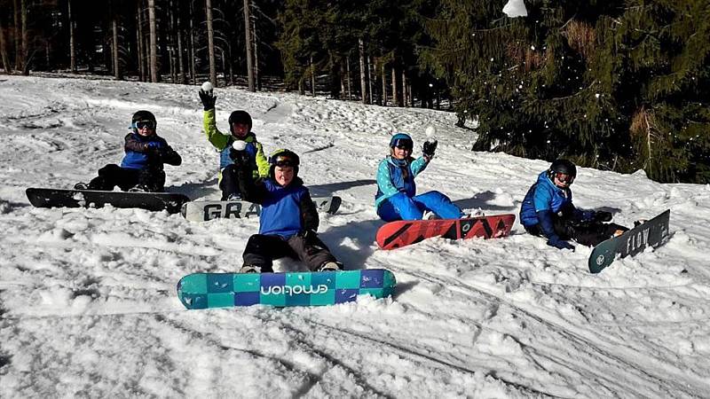 Týdenní lyžařský výcvik žáků 4. a 7. tříd Fakultní základní školy České mládeže v Krkonoších