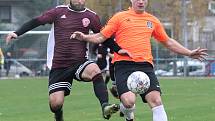 Fotbalisté Mojžíře (v oranžovočerném) doma porazili v ostře sledovaném derby před 450 diváky Neštěmice 1:0. Foto: Deník/Rudolf Hoffmann