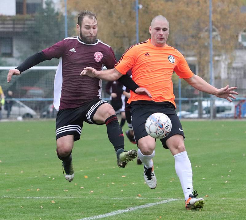 Fotbalisté Mojžíře (v oranžovočerném) doma porazili v ostře sledovaném derby před 450 diváky Neštěmice 1:0. Foto: Deník/Rudolf Hoffmann