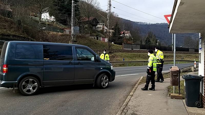 Namátková kontrola na příjezdu do okresu Ústí nad Labem. Pondělí 1. března 2021.