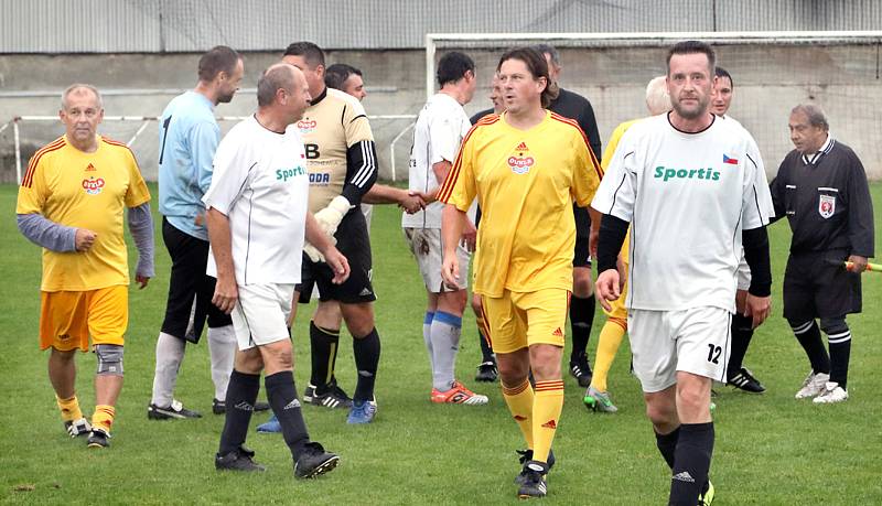 Exhibiční utkání Stará garda Svádov - Stará garda Dukla Praha na počest výročí 40 let fotbalu ve Svádově a 830 let od založení obce Svádov. Foto: Deník/Rudolf Hoffmann