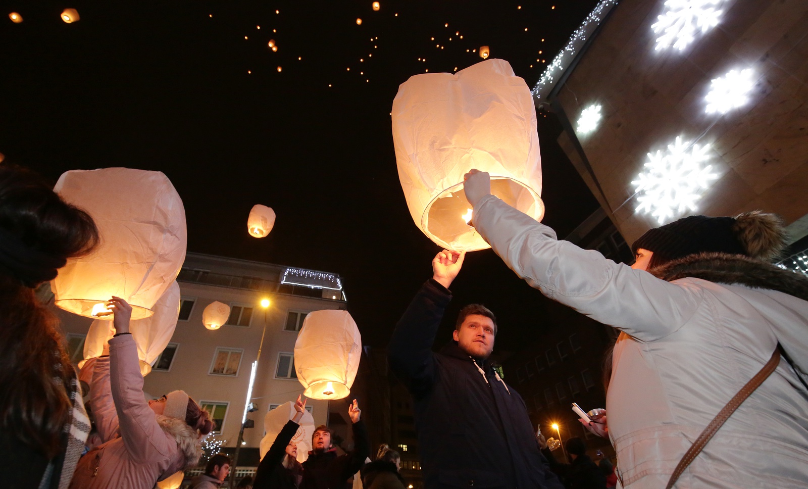 FOTO: Nad Ústím zářily stovky lampionů štěstí - Ústecký deník