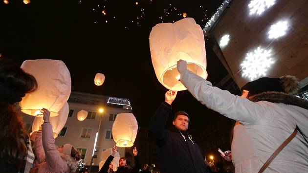 Více jak stovku lampionů štěstí vypustili obyvatelé Ústí nad Labem v rámci charitativní akce.