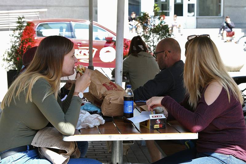 Předzahrádky ústeckých restaurací pomalu ale jistě ožívají a opět vítají své zákazníky.