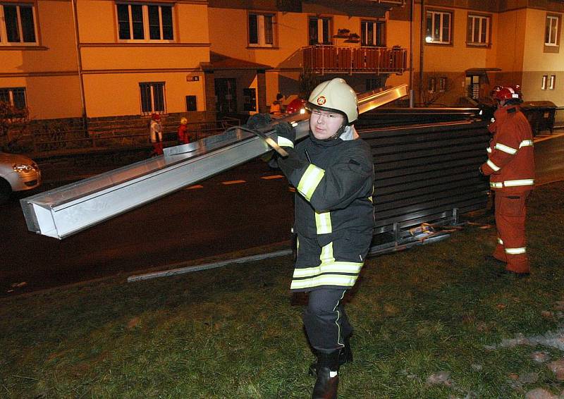 Na dělníky instalující protipovodňové bariéry na Střekovském nábřeží dohlížely davy Ústečany. V neděli hladina Labe dosáhne osmi metrů.