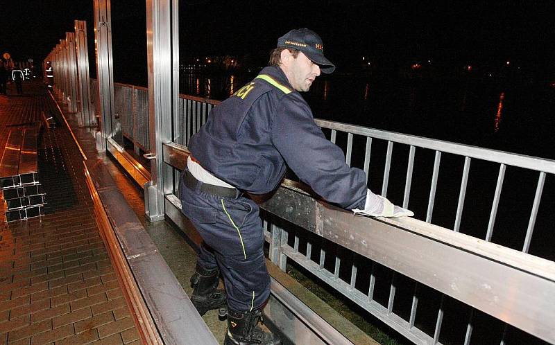 Na dělníky instalující protipovodňové bariéry na Střekovském nábřeží dohlížely davy Ústečany. V neděli hladina Labe dosáhne osmi metrů.