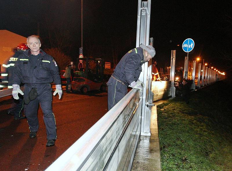 Na dělníky instalující protipovodňové bariéry na Střekovském nábřeží dohlížely davy Ústečany. V neděli hladina Labe dosáhne osmi metrů.