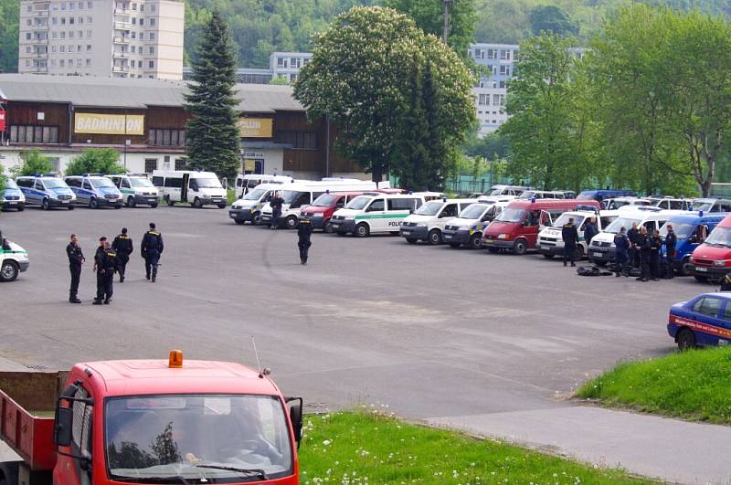 Desítky pořádkových policistů se sjeli na parkoviště k zimnímu stadionu.