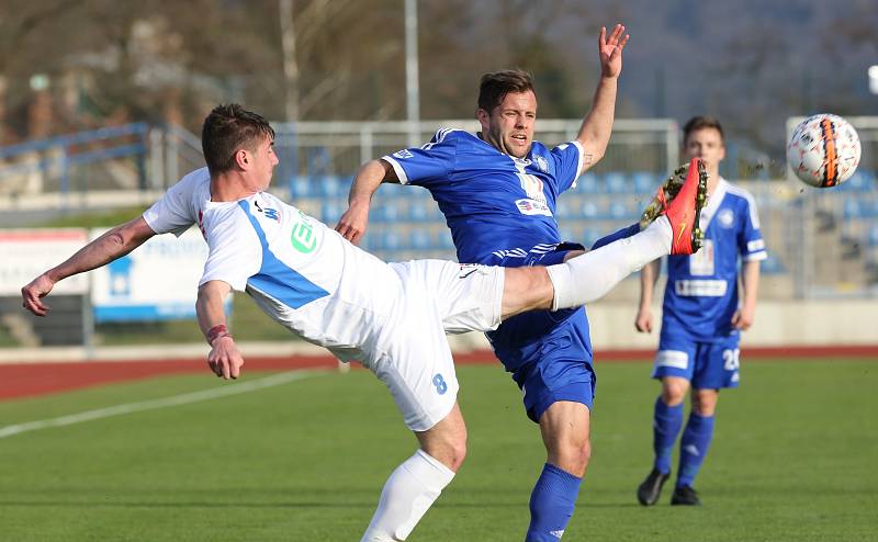 Ústečtí fotbalisté (bílí) doma rozstříleli Kolín 5:1.