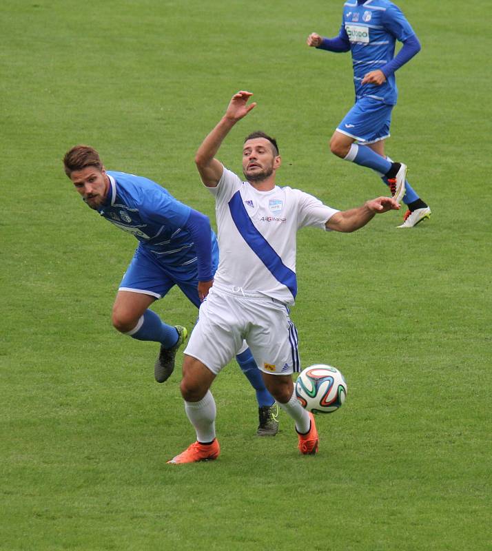 Ústečtí fotbalisté (modří) prohráli ve Frýdku-Místku 1:2.