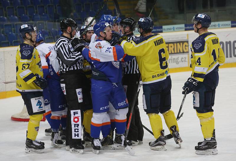 Hokejisté Slovanu (žlutí) doma prohráli s Litoměřicemi vysoko 0:5.