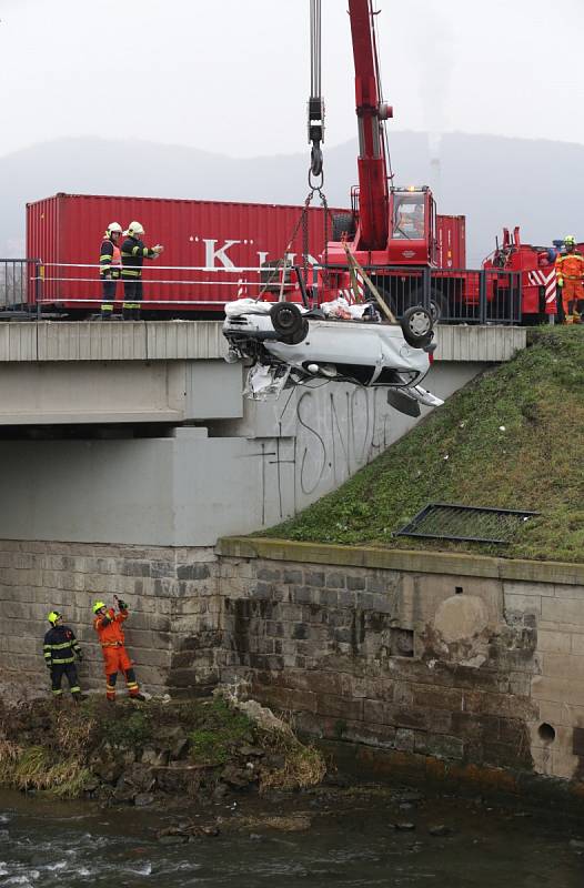 Auto sjelo z Pražské ulice v Ústí nad Labem do řeky Biliny