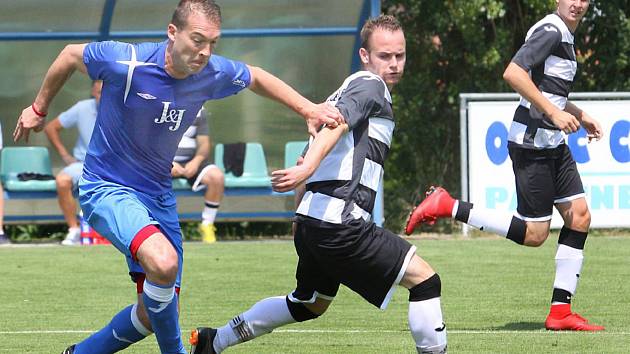 Chuderov (v modrém) doma porazil na závěr sezóny Dobkovice 4:3 a po zápase si užil mistrovské oslavy a postup do 1. A třídy.