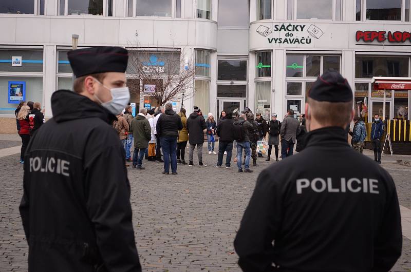 Demonstrace proti vládním protiepidemickým opatřením v centru Ústí nad Labem