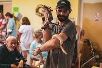 Neobvyklá návštěva v Domově pro seniory Bukov. Chovatel Daniel Honzajk představil dva druhy hadů.