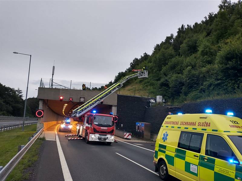 Dopravní nehoda u tunelu Panenská na D8.