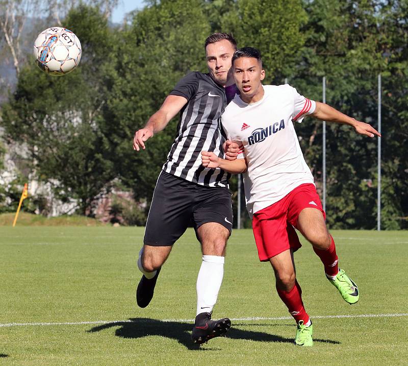 I.A třída. Ústecké městské derby Neštěmice (bíločervení) - Mojžíř (černí) skončilo remízou 2:2, na penalty zvítězilo mužstvo Neštěmic.