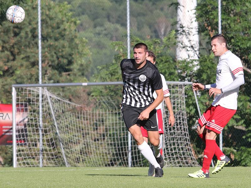 I.A třída. Ústecké městské derby Neštěmice (bíločervení) - Mojžíř (černí) skončilo remízou 2:2, na penalty zvítězilo mužstvo Neštěmic.