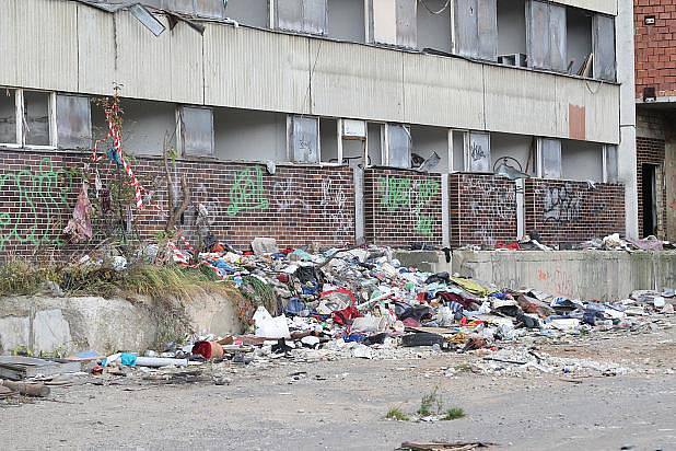 Hotel Máj: listopad 2010. Okna jsou už téměř všechna vymlácená, některé zdi se bortí, ty další jsou ohořelé. Všude kolem se válí odpadky od bezdomovců. 