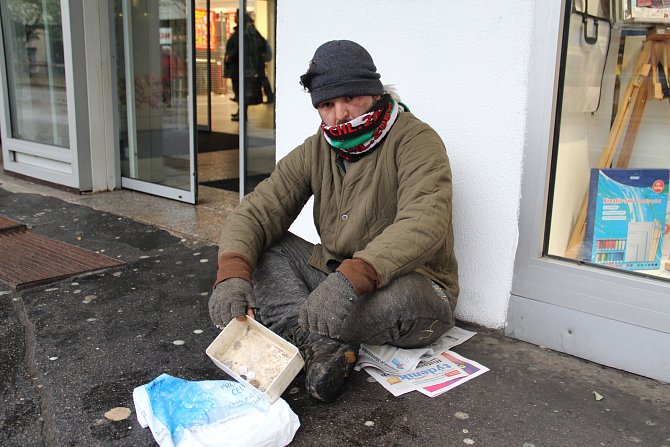 Redaktor Deníku Jan Pechánek jako bezdomovec v Ústí nad Labem. Během dvou hodin dostal od lidí před OD Labe celkem 474 korun.