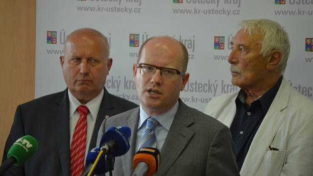 Premiér Bohuslav Sobotka byl na pracovní cestě v Ústeckém kraji letos v červenci. Snímek je z tiskové konference v Mostě s hejtmanem Oldřichem Bubeníčkem a  předsedou Hospodářské a sociální rady Ústeckého kraje Richardem Falbrem.