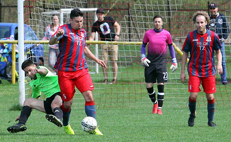 Fotbalisté Svádova (v zelenočerném) doma podlehli 1:2 Chabařovicím. Foto: Deník/Rudolf Hoffmann