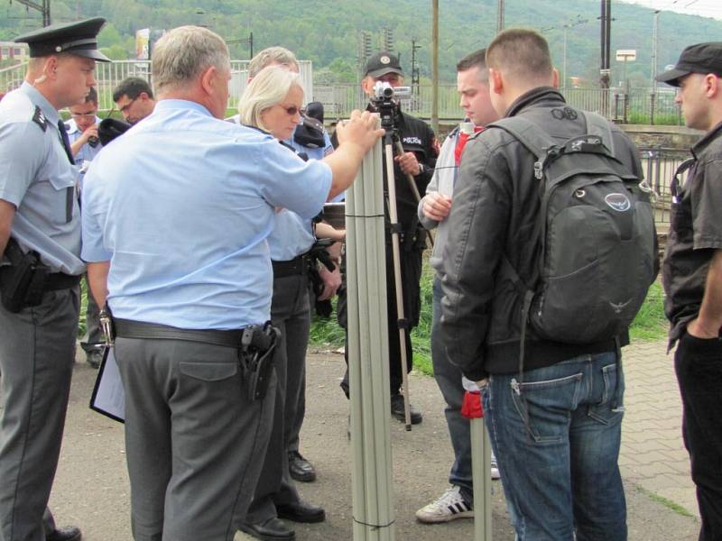 Policisté začali na Západním nádraží zabavovat tyče na vlajky.