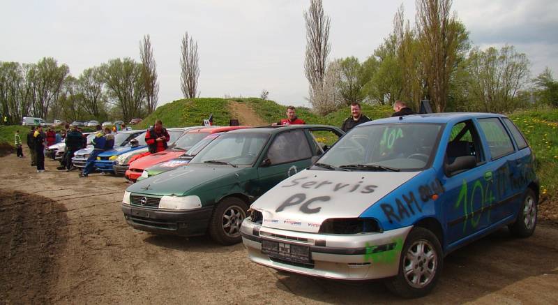 Třetí ročník amatérského seriálu závodů Autopoint Cup odstartoval v Chabařovicích. 
